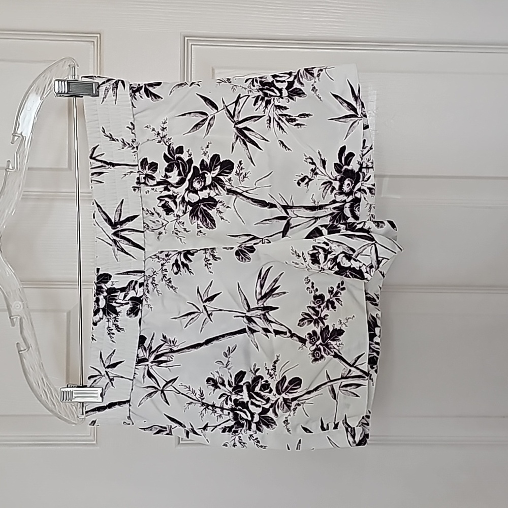 Loft black and ivory elastic waist shorts